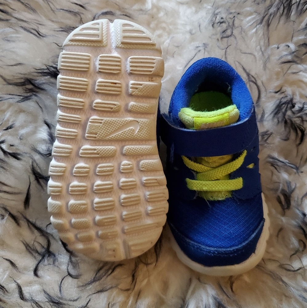 Toddler Nikes - Picture 2 of 3